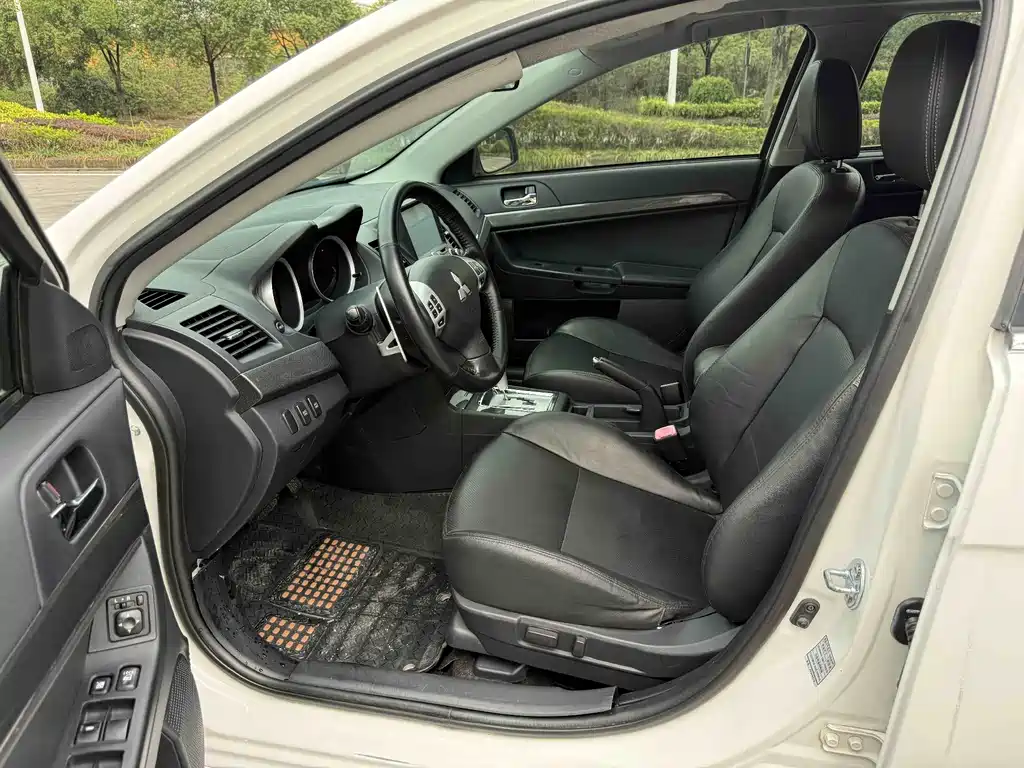Lancer EX 翼神 2013款 致炫版 2.0 L CVT旗舰型