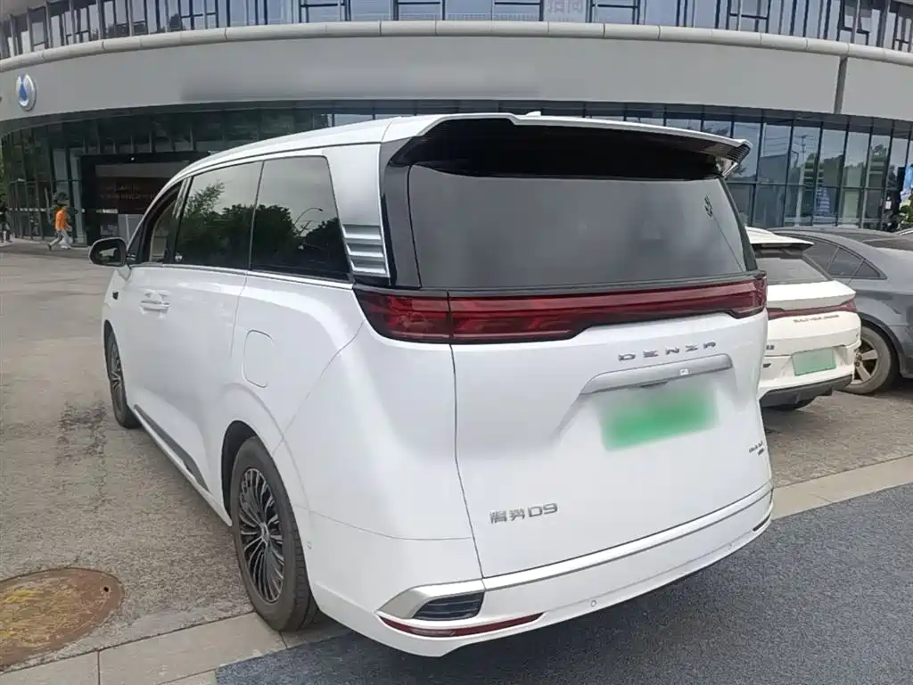 Denza D9 DM-i Smart Drive 1020 4 WD Flagship