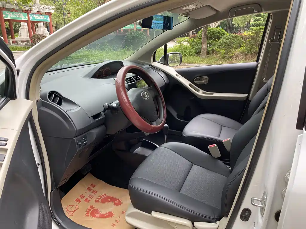 Yaris 1.6 E Auto Charm Motion