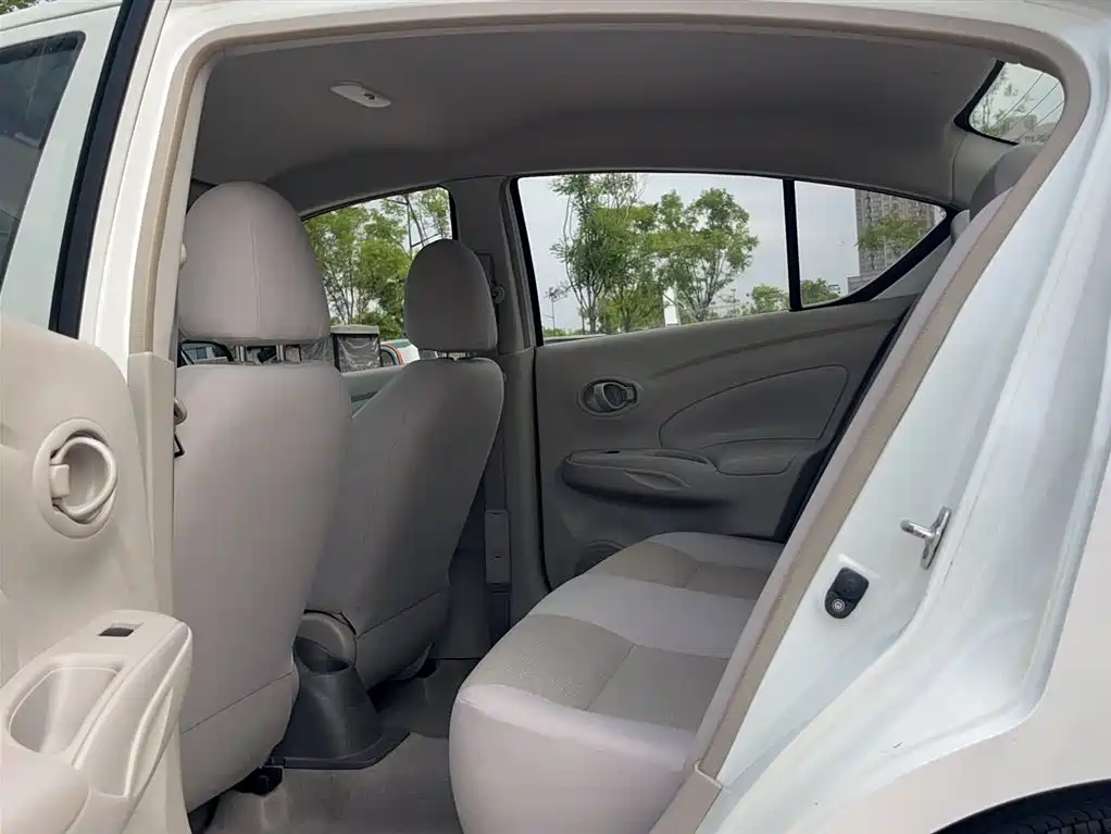 Sunny 1.5 XE CVT Leading