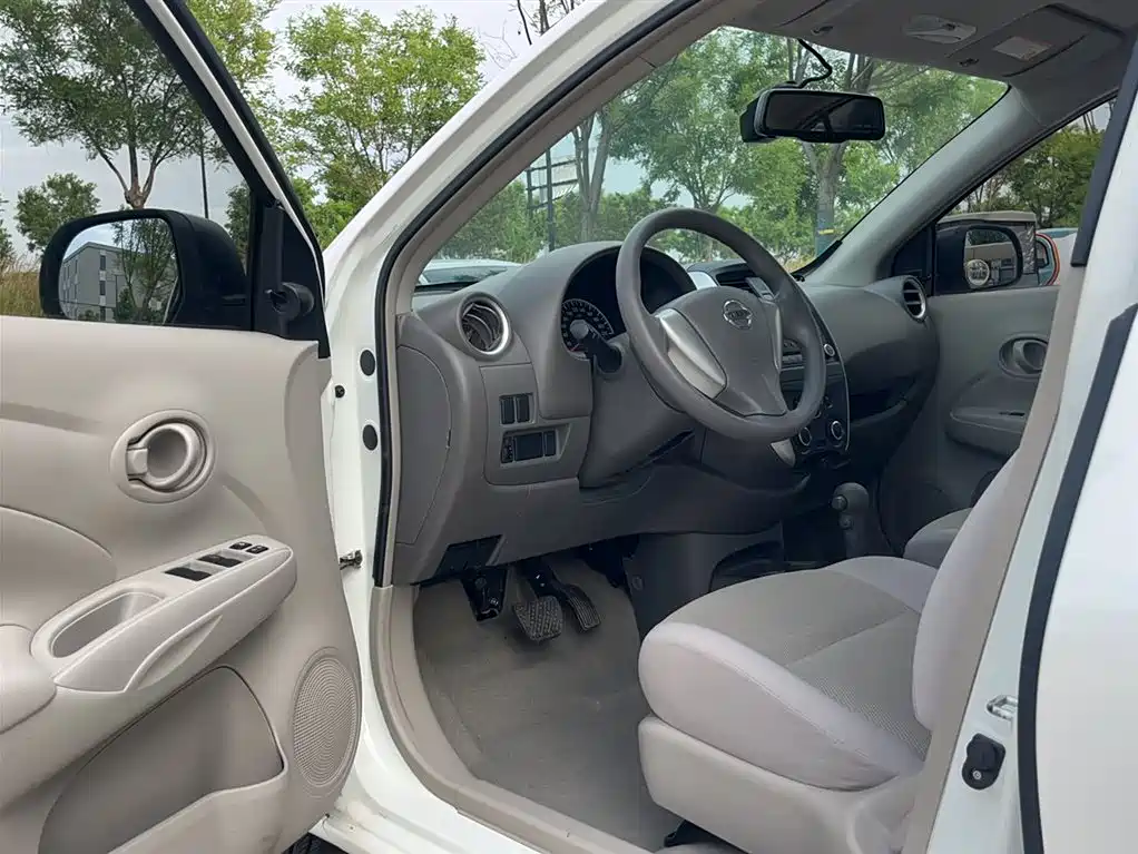 Sunny 1.5 XE CVT Leading