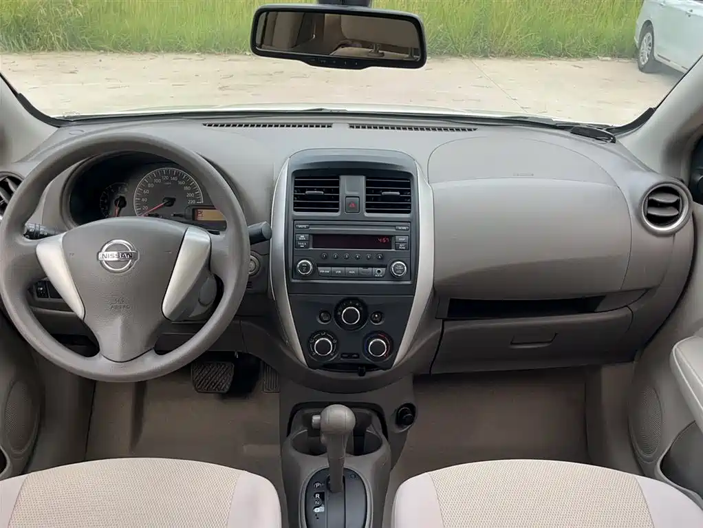 Sunny 1.5 XE CVT Leading