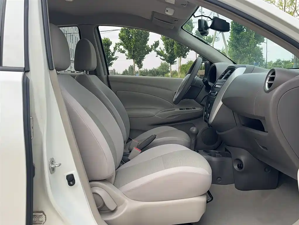 Sunny 1.5 XE CVT Leading
