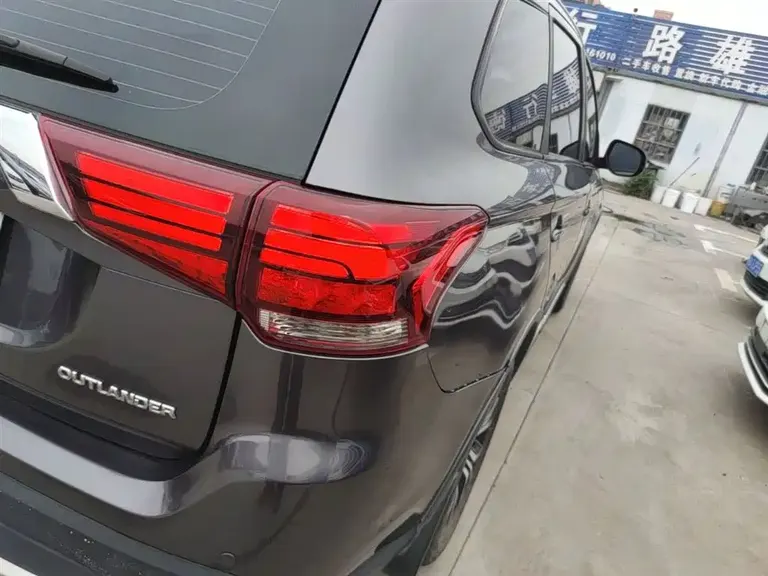 Mitsubishi Outlander 2.0 L 2 WD Glory 5-seat