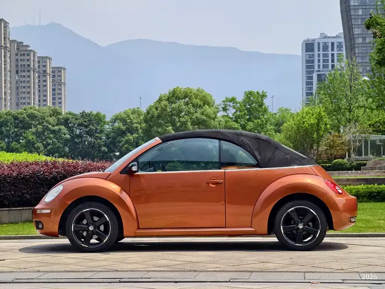 Volkswagen Beetle 2.0 BlackOrange Convertible Luxury