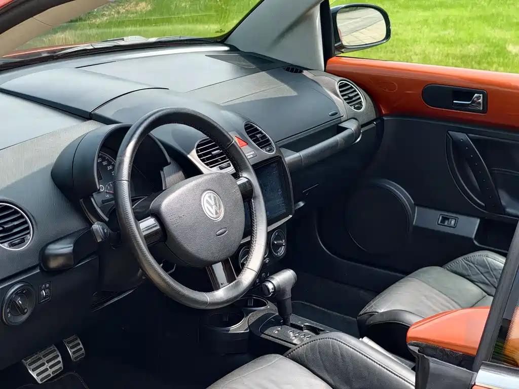 Beetle 2.0 BlackOrange Convertible Luxury