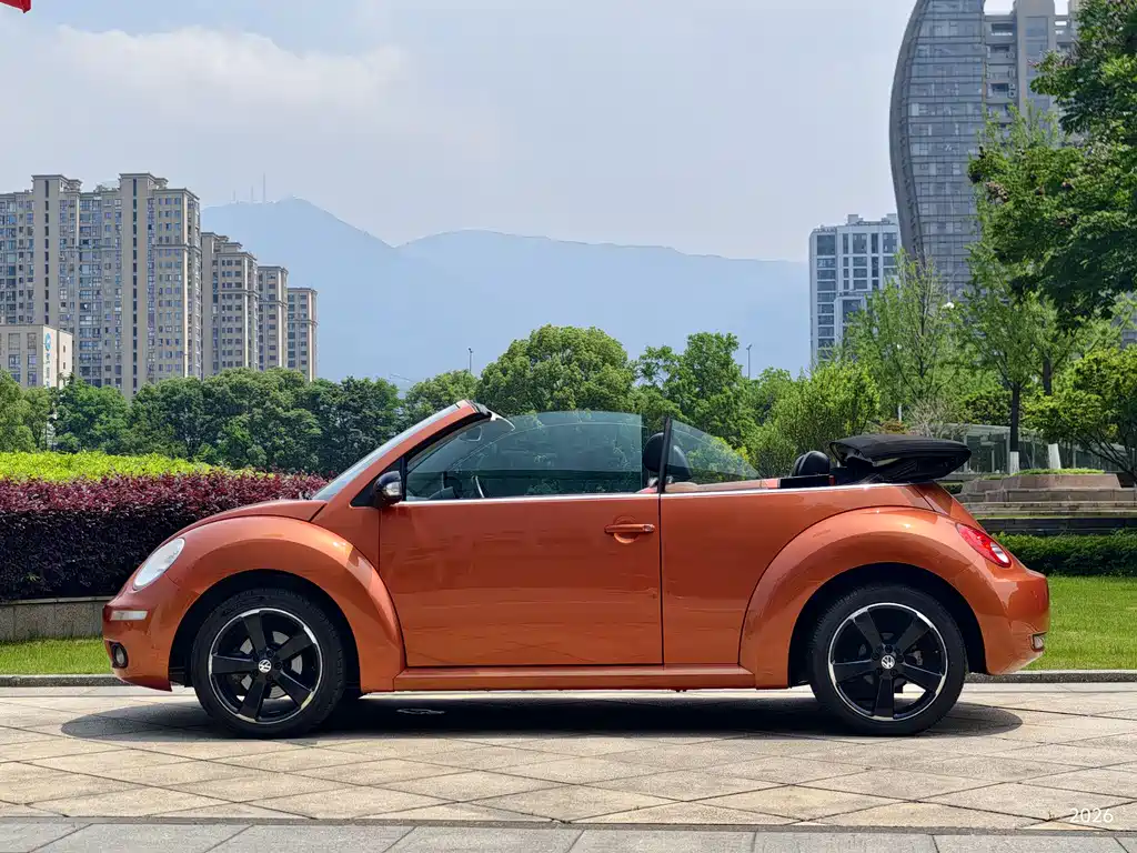 Beetle 2.0 BlackOrange Convertible Luxury