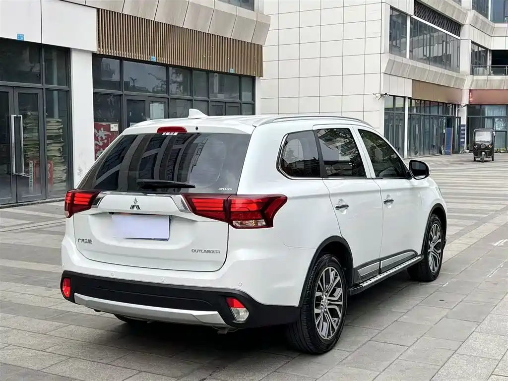 Outlander 2.4 L 4 WD Elite 5-seat