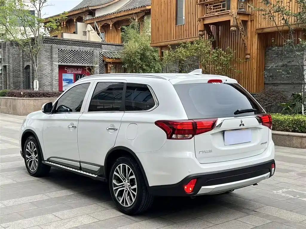 Outlander 2.4 L 4 WD Elite 5-seat