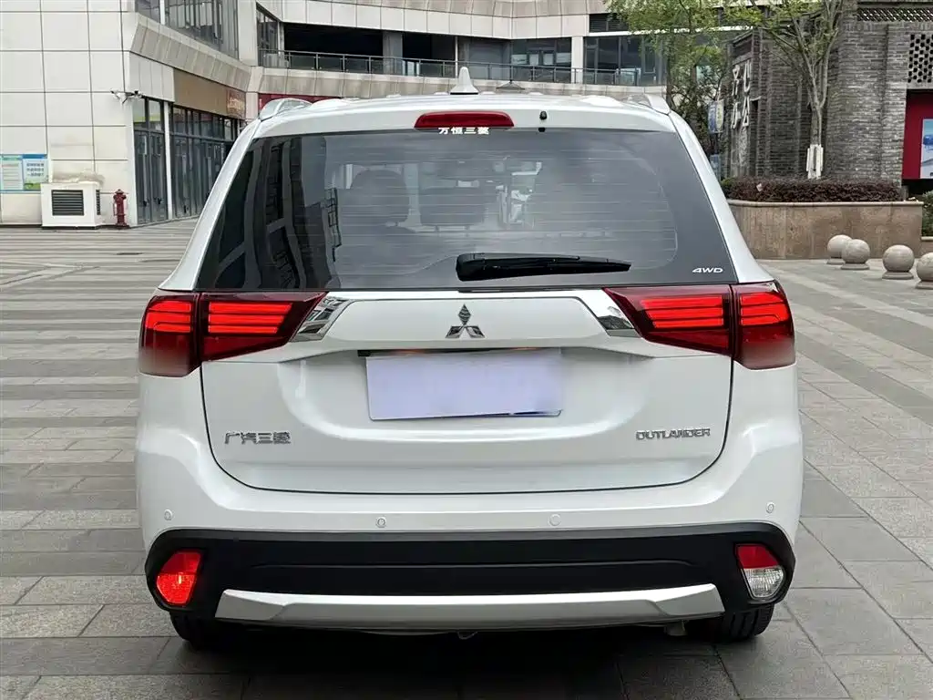 Outlander 2.4 L 4 WD Elite 5-seat