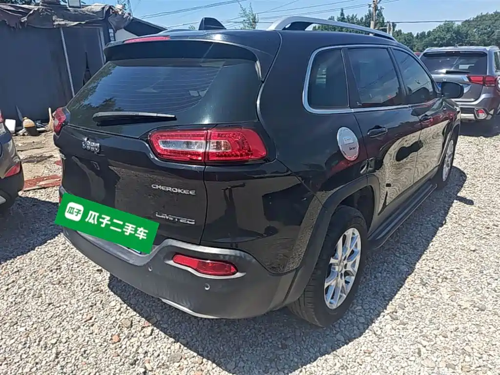Cherokee 2.0 L Superior