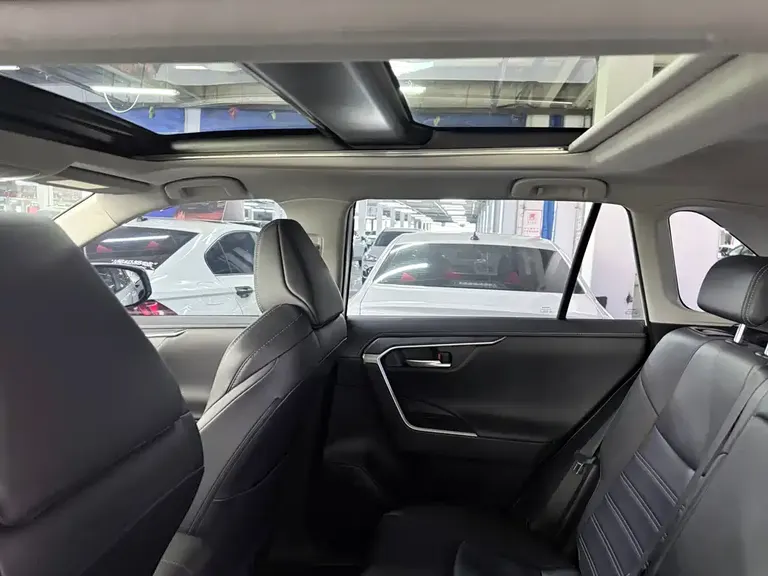 Toyota Wildlander 2.0 L CVT 2 WD Luxury PLUS
