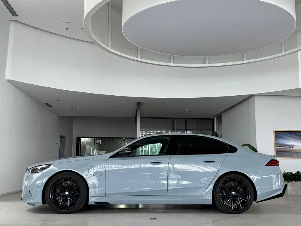 BMW M5 NEV