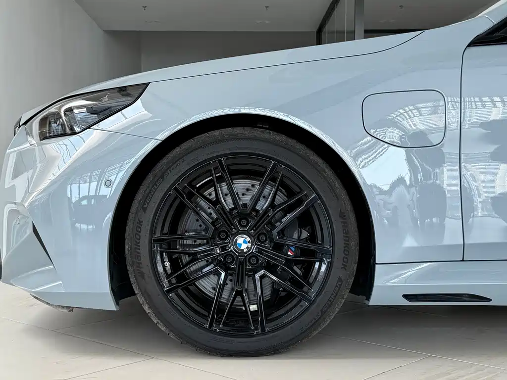 BMW M5 NEV