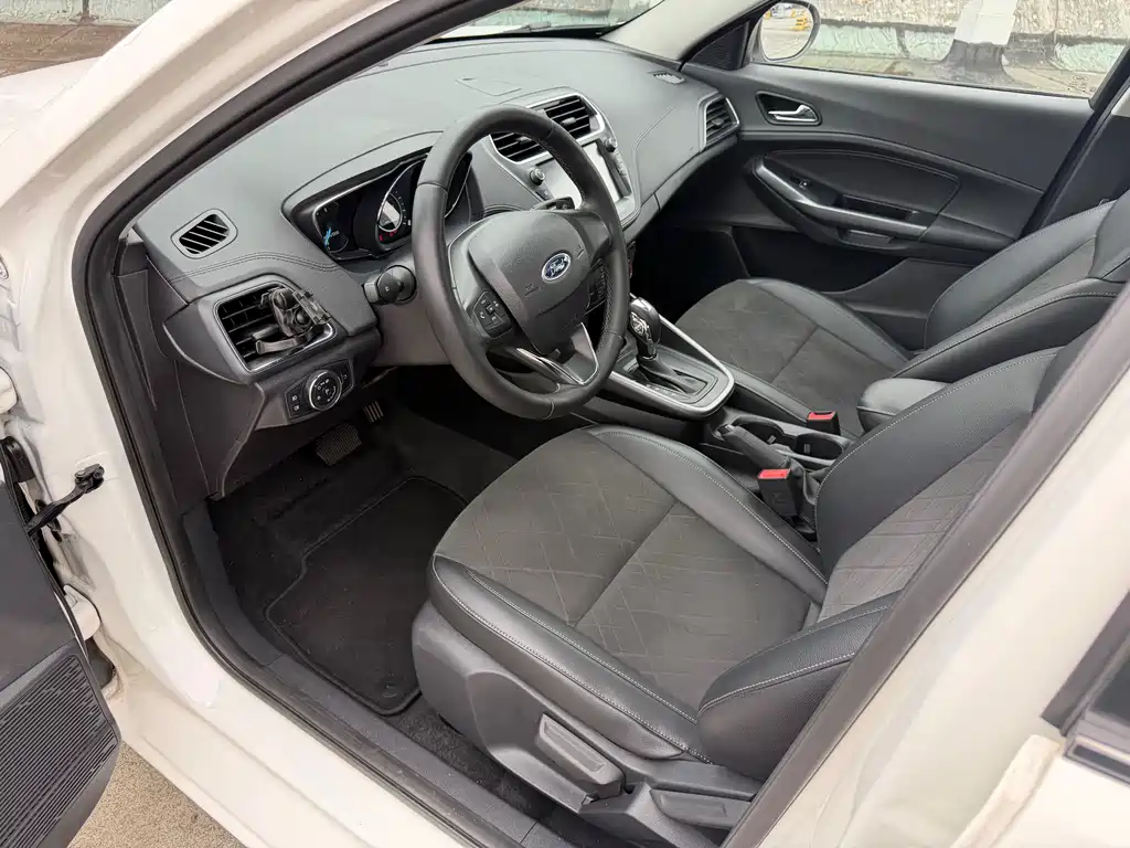 Escort 1.5 L Auto Joy