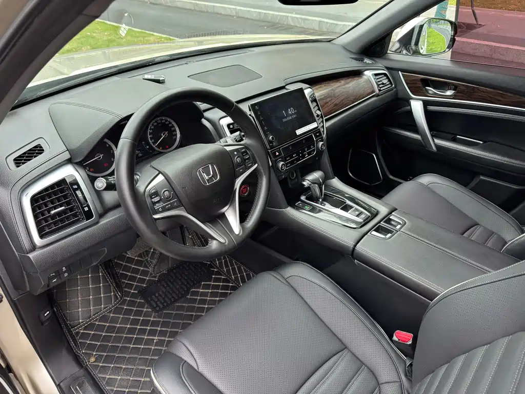 Honda UR-V 240 TURBO 2 WD Luxury CN-V