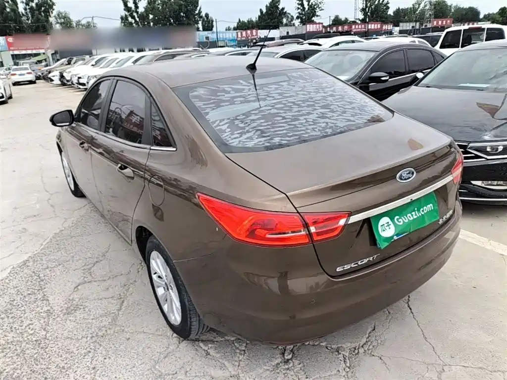 Escort Happy 1.5 L Auto Fashion