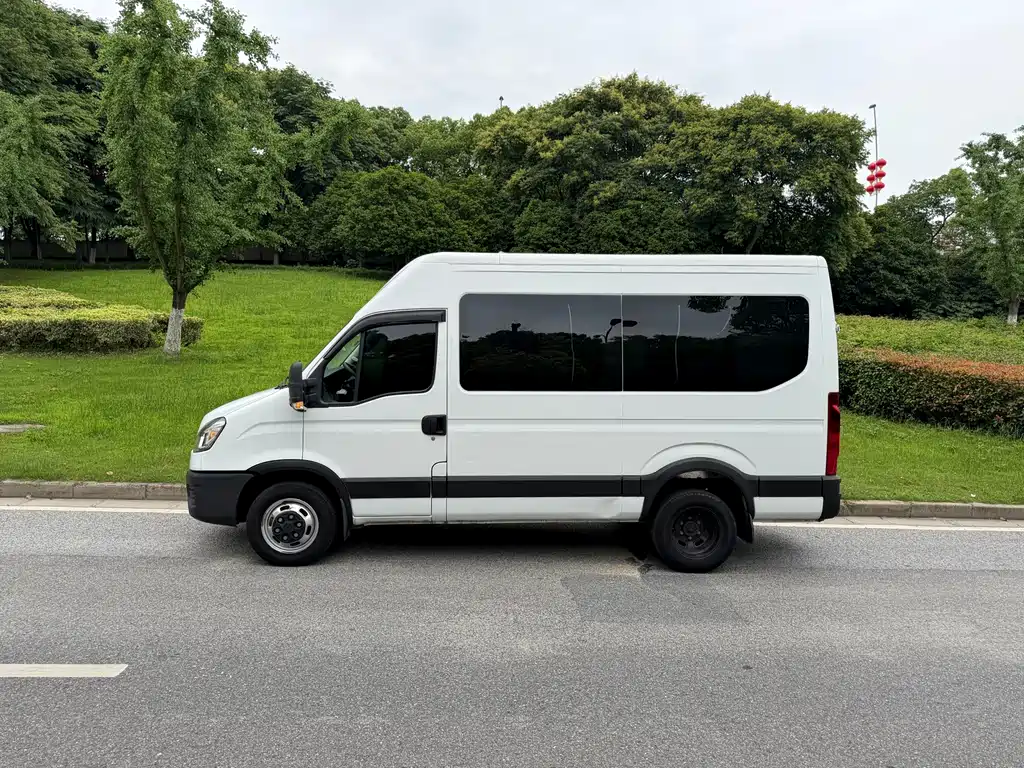 IVECO Daily 依维柯欧胜 2021款 2.0 T 手动超瑞长轴短悬高顶侧拉门F1 A