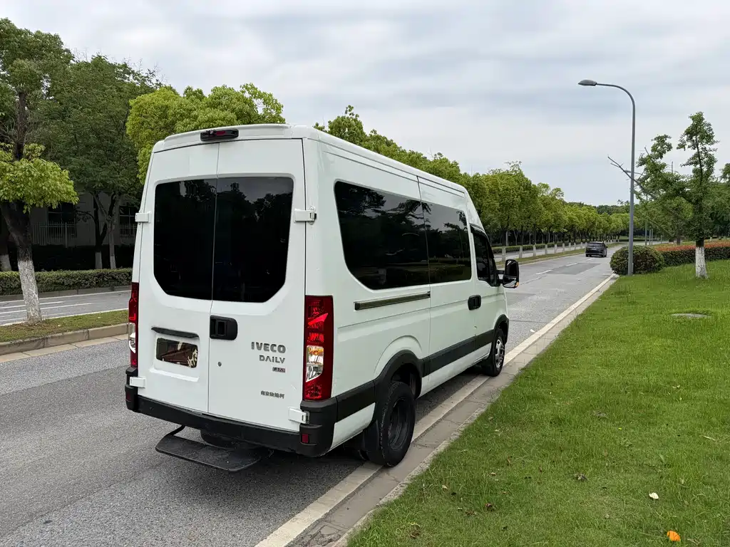 IVECO Daily 依维柯欧胜 2021款 2.0 T 手动超瑞长轴短悬高顶侧拉门F1 A