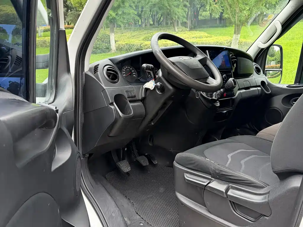 IVECO Daily 依维柯欧胜 2021款 2.0 T 手动超瑞长轴短悬高顶侧拉门F1 A