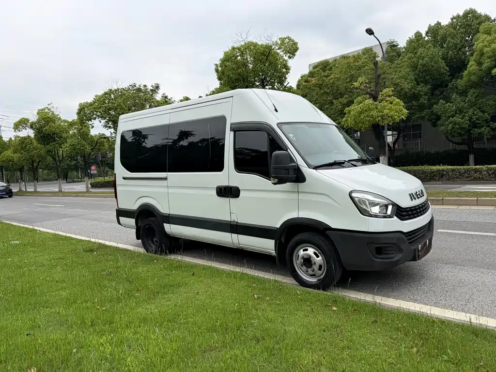 IVECO Daily 依维柯欧胜 2021款 2.0 T 手动超瑞长轴短悬高顶侧拉门F1 A