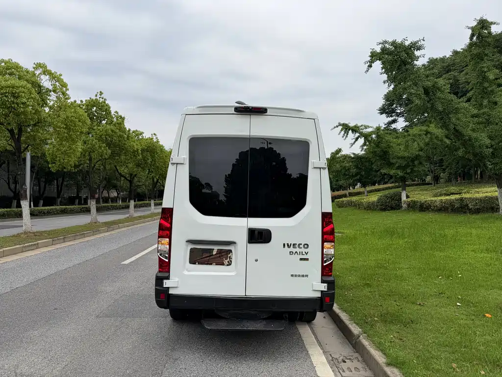 IVECO Daily 依维柯欧胜 2021款 2.0 T 手动超瑞长轴短悬高顶侧拉门F1 A