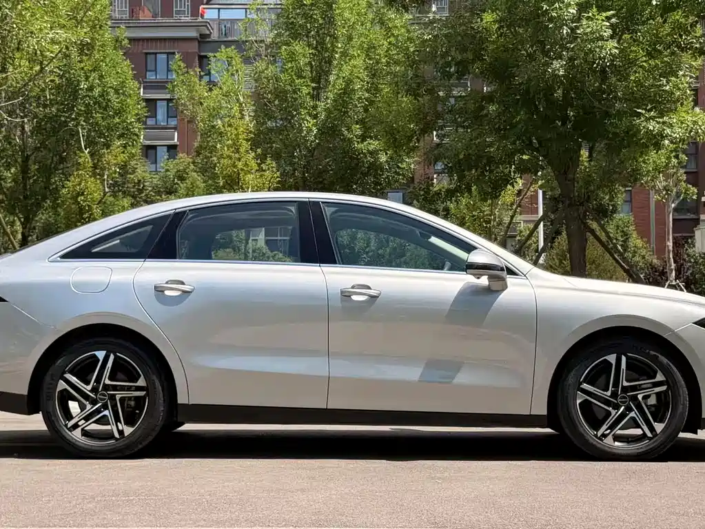 Roewe D7 DMH 125 km Flagship