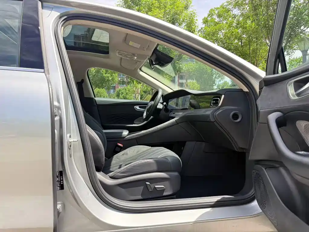 Roewe D7 DMH 125 km Flagship