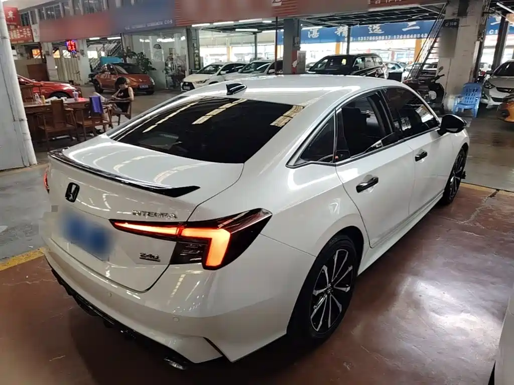 Integra 240 TURBO CVT Premium