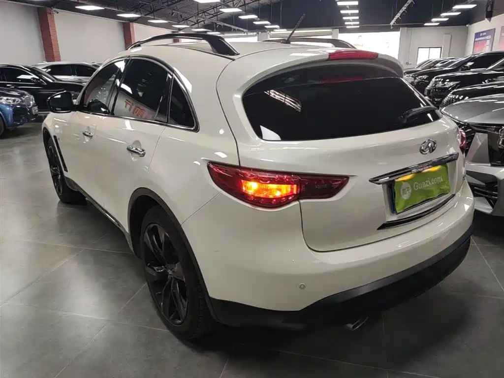 Infiniti QX70 3.7 L Shadow