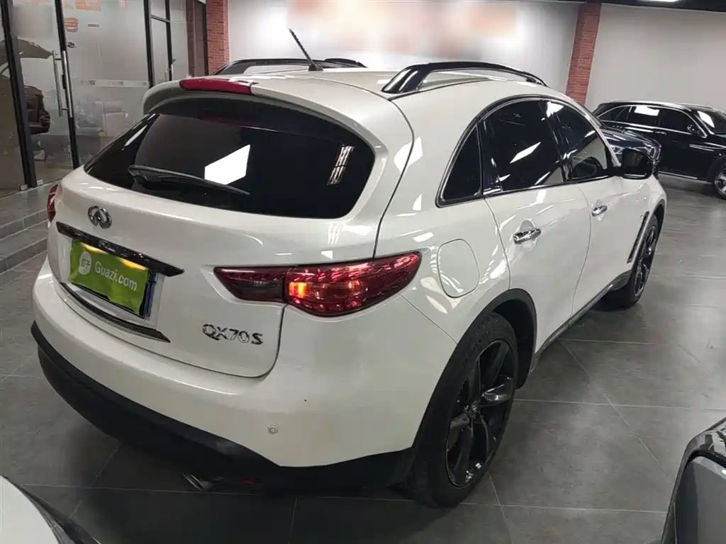 Infiniti QX70 3.7 L Shadow