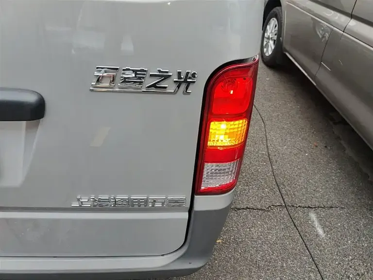 Wuling Zhiguang 1.5 L Utility 5 7-seat