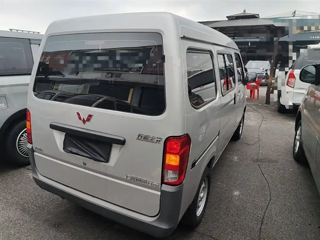 Wuling Zhiguang 1.5 L Utility 5 7-seat