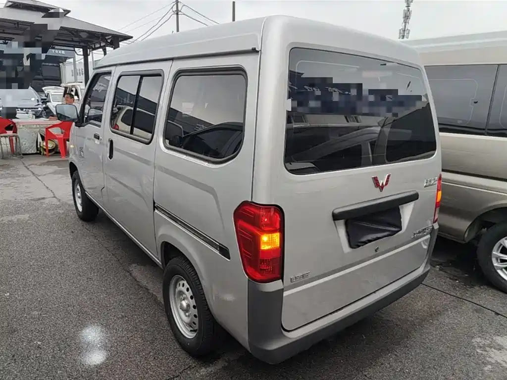 Wuling Zhiguang 1.5 L Utility 5 7-seat