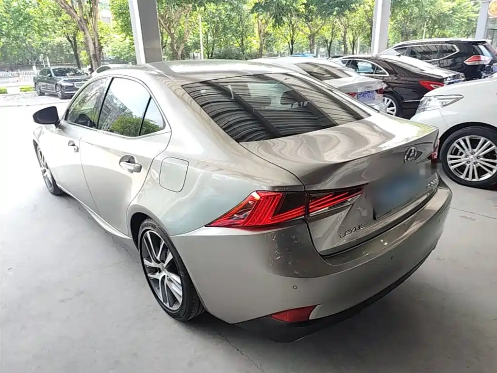 Lexus IS 300 Leading