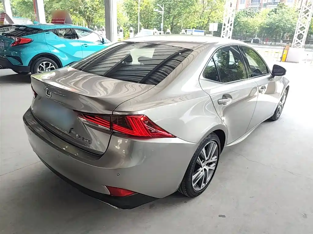 Lexus IS 300 Leading