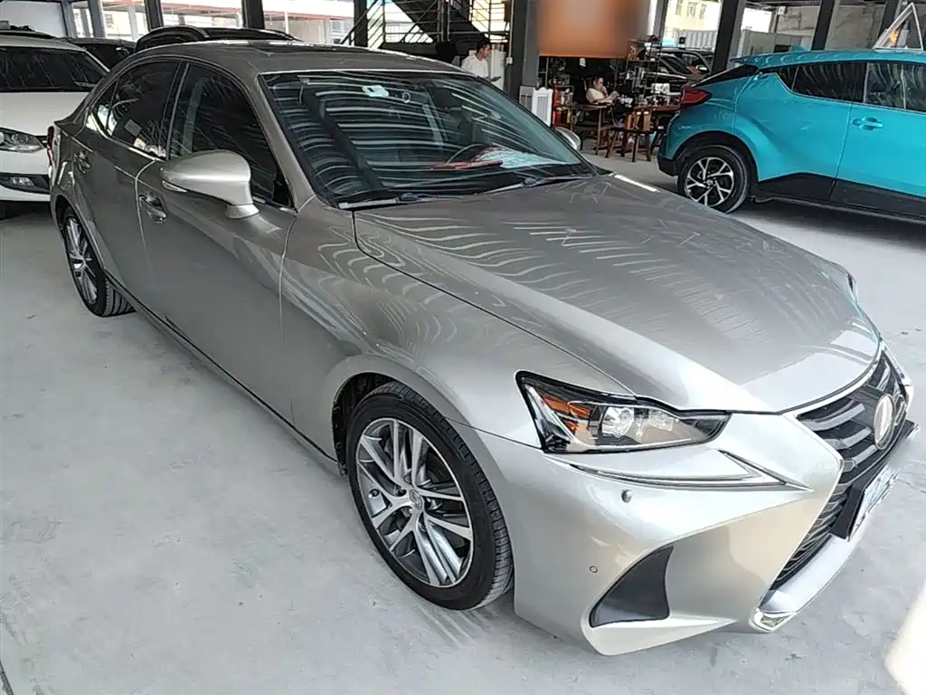 Lexus IS 300 Leading