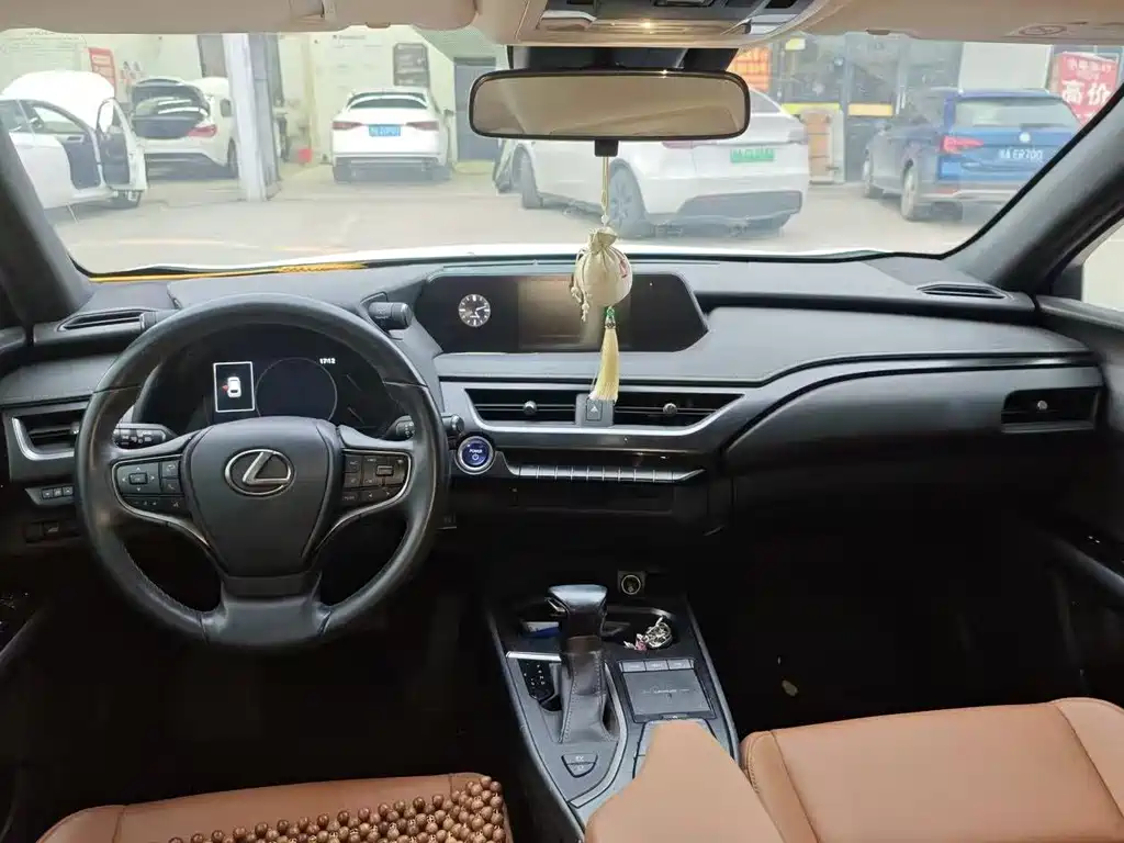 Lexus UX 260 h · CN-V