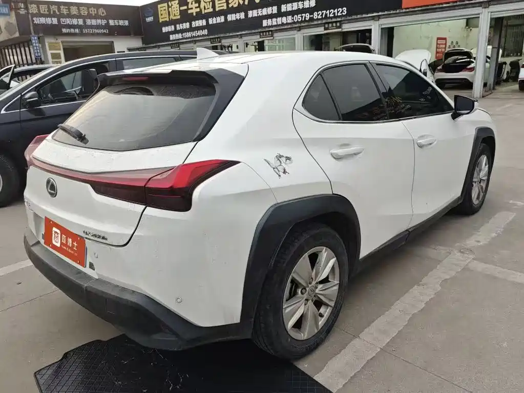 Lexus UX 260 h · CN-V