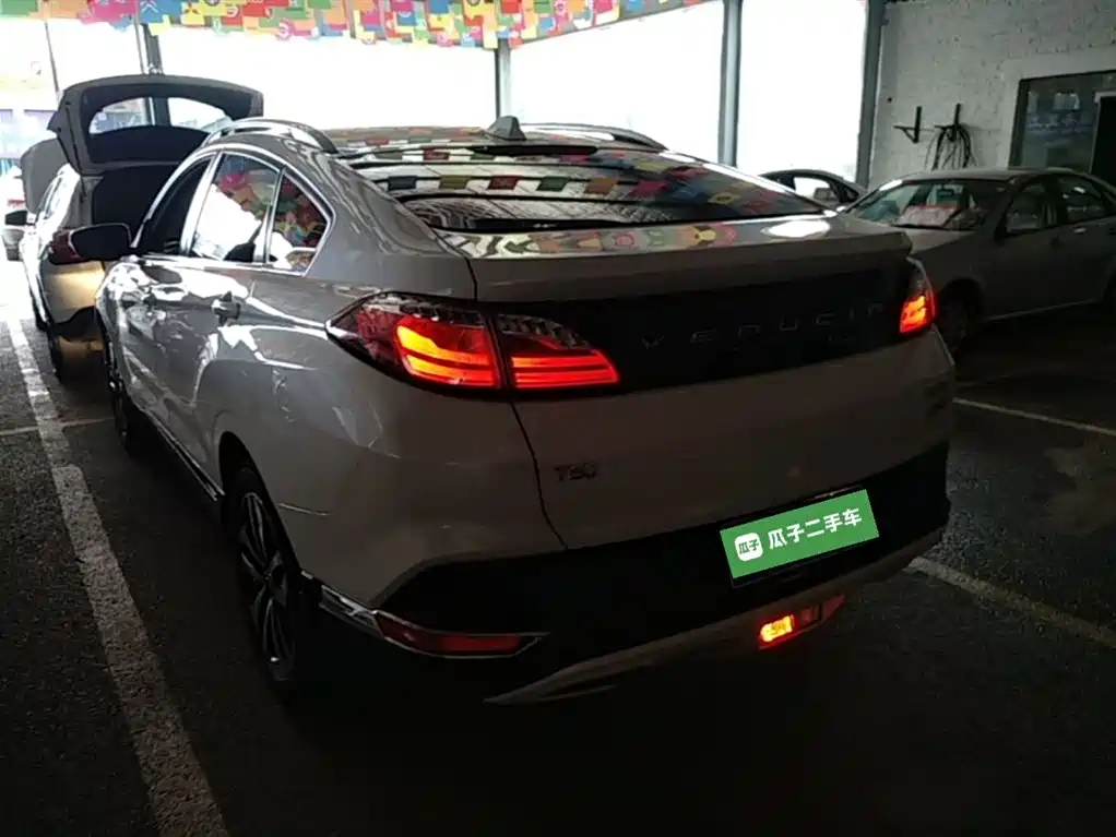 Venucia T90 2.0 L CVT Smart Style
