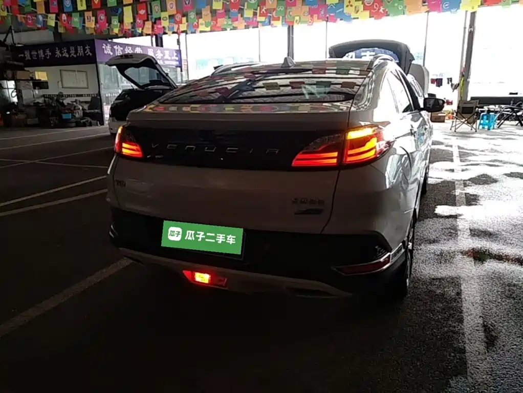 Venucia T90 2.0 L CVT Smart Style