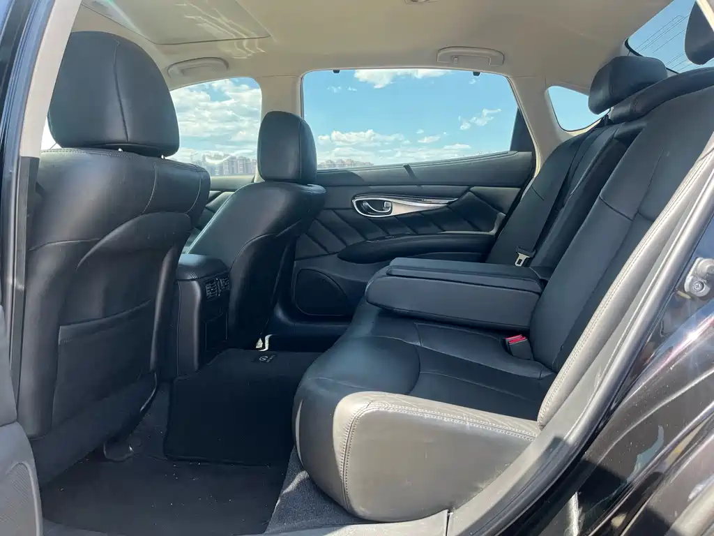 Infiniti Q70 Q70 L 2.5 L Elite
