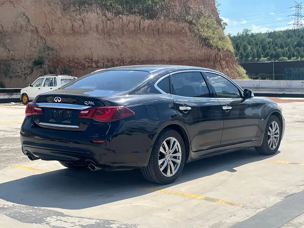 Infiniti Q70 Q70 L 2.5 L Elite