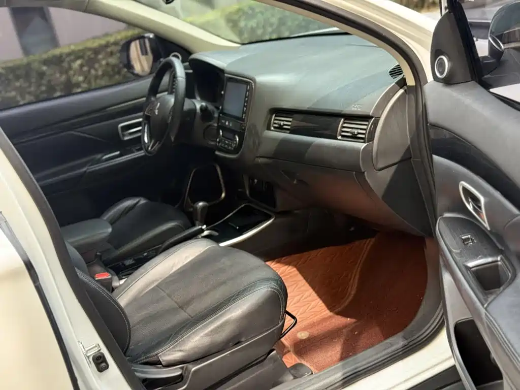 Outlander 2.0 L 2 WD Glory 5-seat
