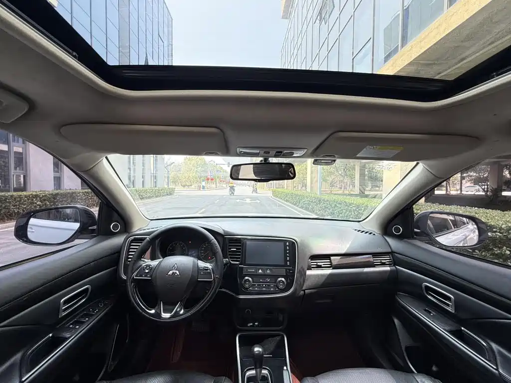 Outlander 2.0 L 2 WD Glory 5-seat