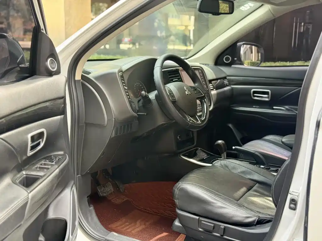 Outlander 2.0 L 2 WD Glory 5-seat