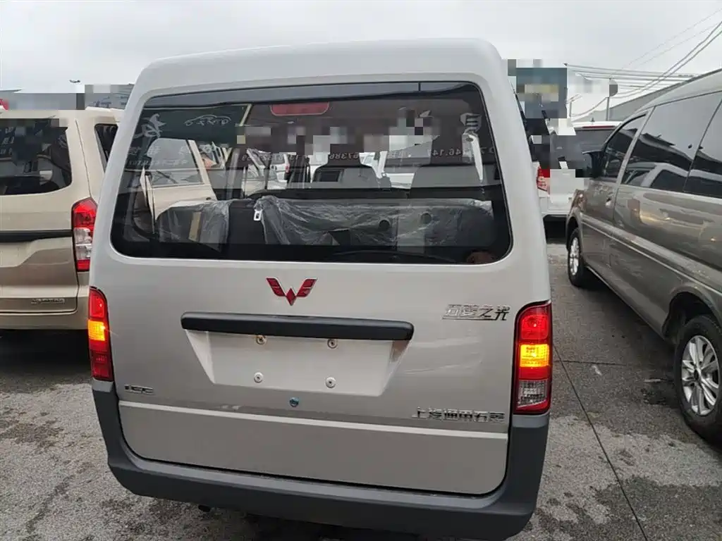Wuling Zhiguang 1.5 L Utility 5 7-seat
