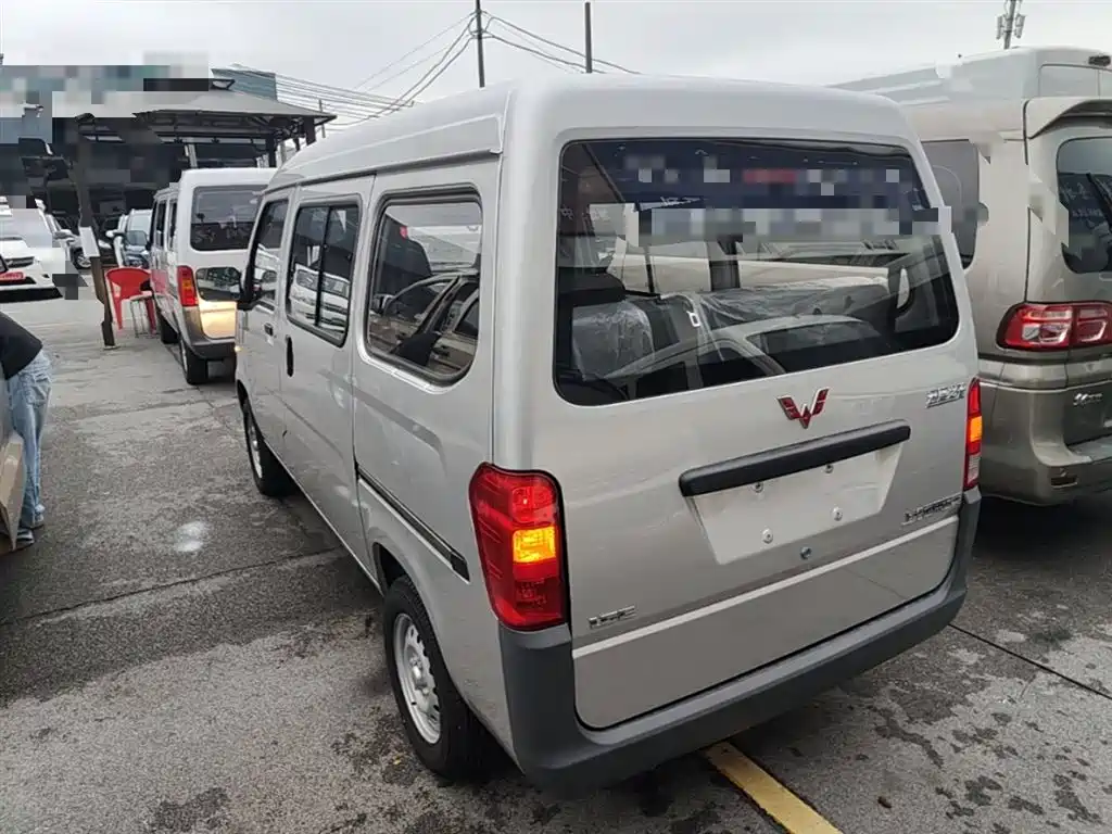 Wuling Zhiguang 1.5 L Utility 5 7-seat