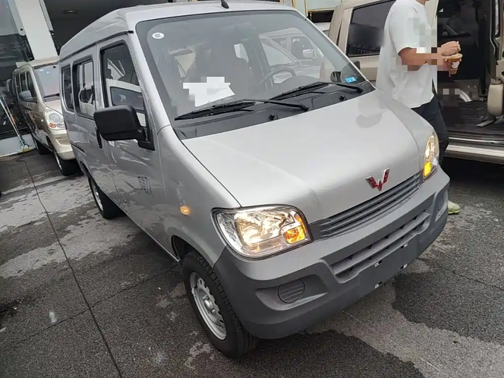 Wuling Zhiguang 1.5 L Utility 5 7-seat