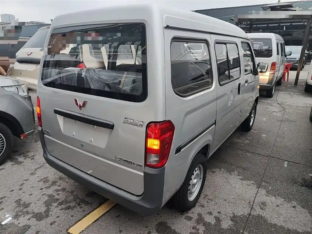 Wuling Zhiguang 1.5 L Utility 5 7-seat